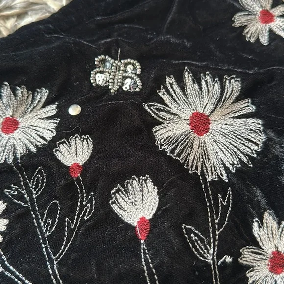 🔥SEND OFFERS🔥 NWOT ZARA Embroidered Black Velvet Skirt - Picture 5 of 8